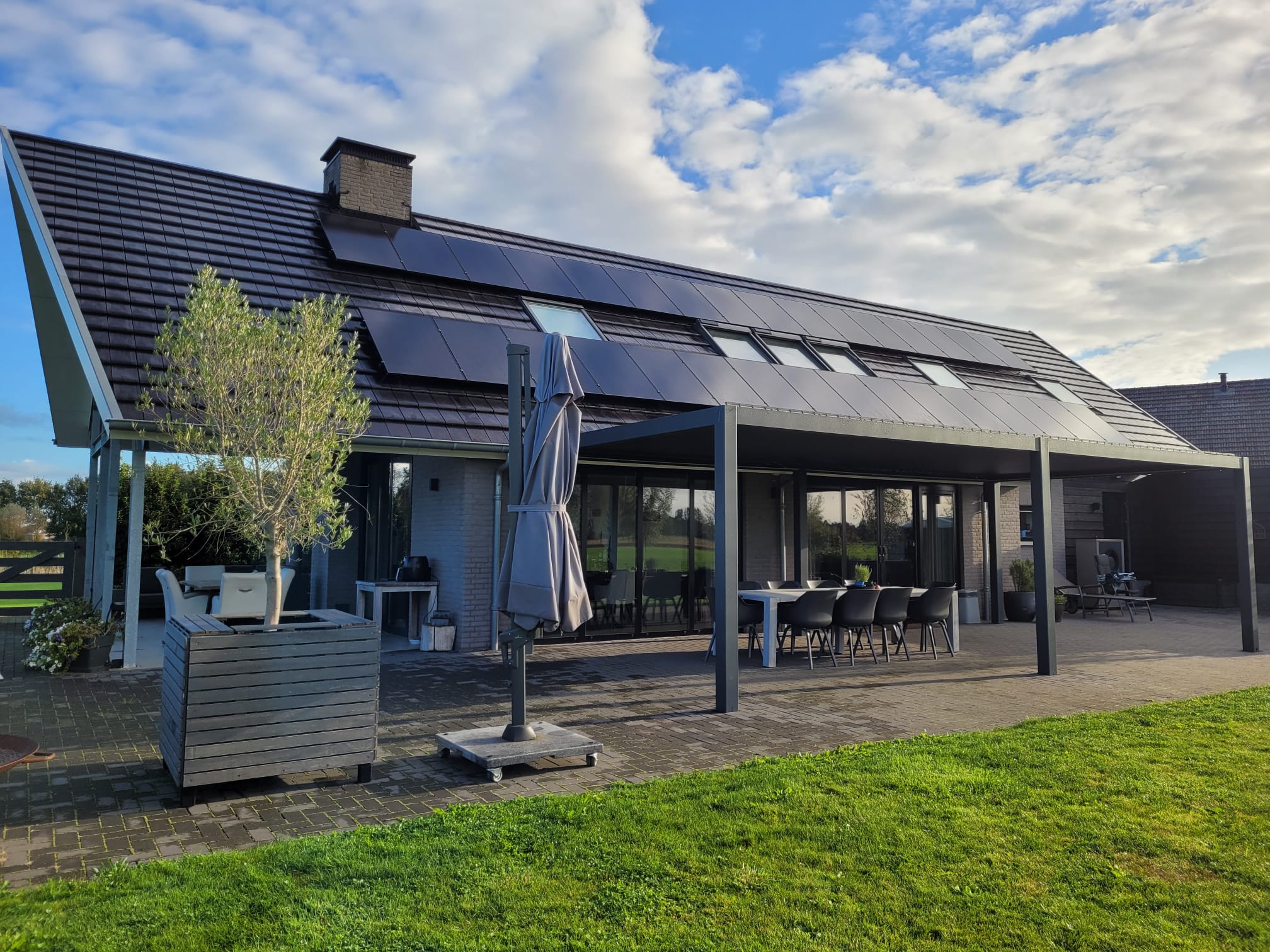 Elektrisches Lamellendach – Moderne Pergola in verschiedenen Größen für Terrasse und Garten
