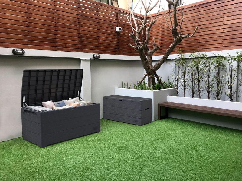 Auflagenbox 270 Liter – wasserdichte & abschließbare Aufbewahrungsbox Garten in Dunkelgrau – robuste Gartenbox für Auflagen & Geräte