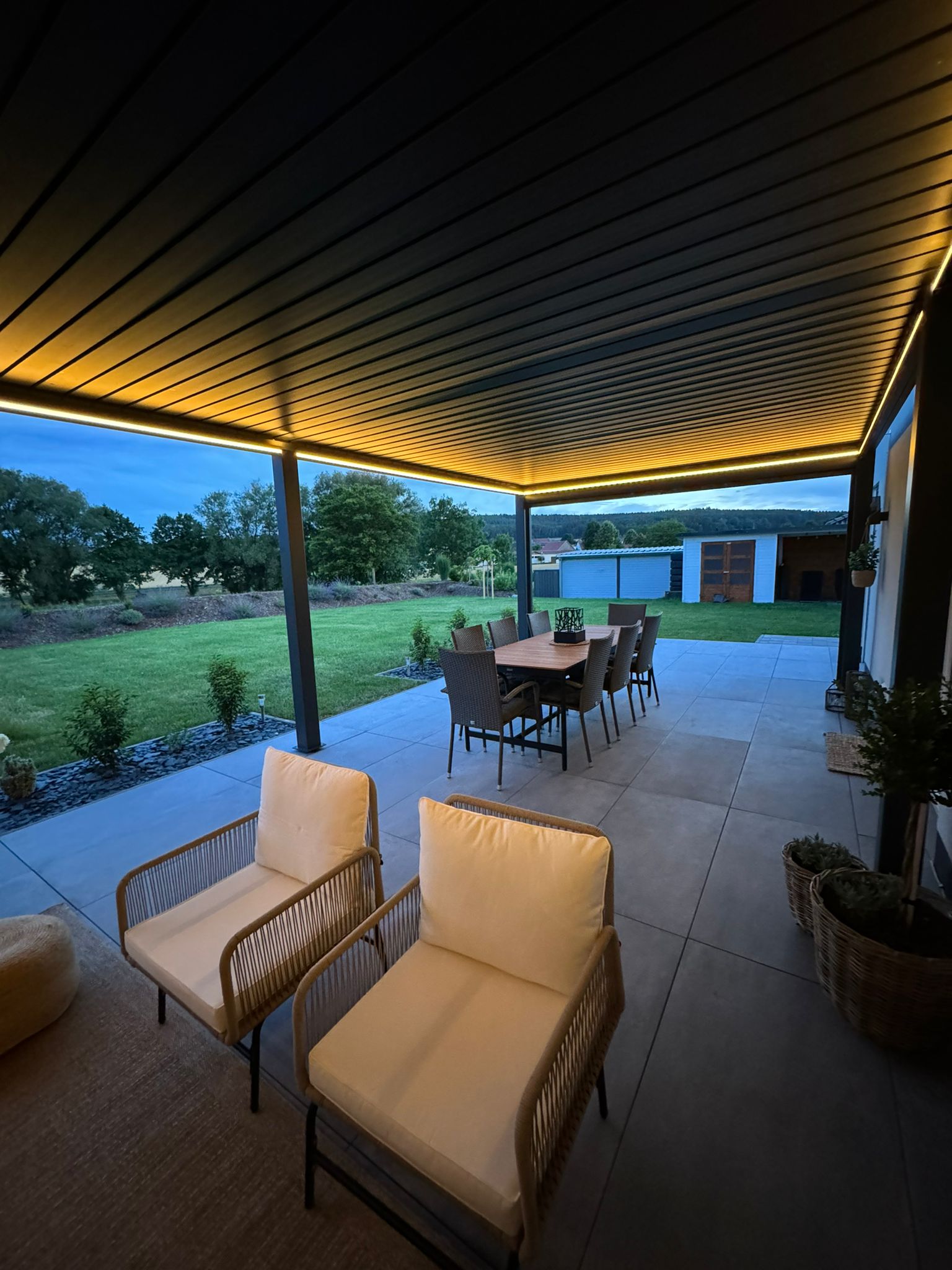 Manuelles Lamellendach – Moderne Pergola in verschiedenen Größen für Terrasse und Garten