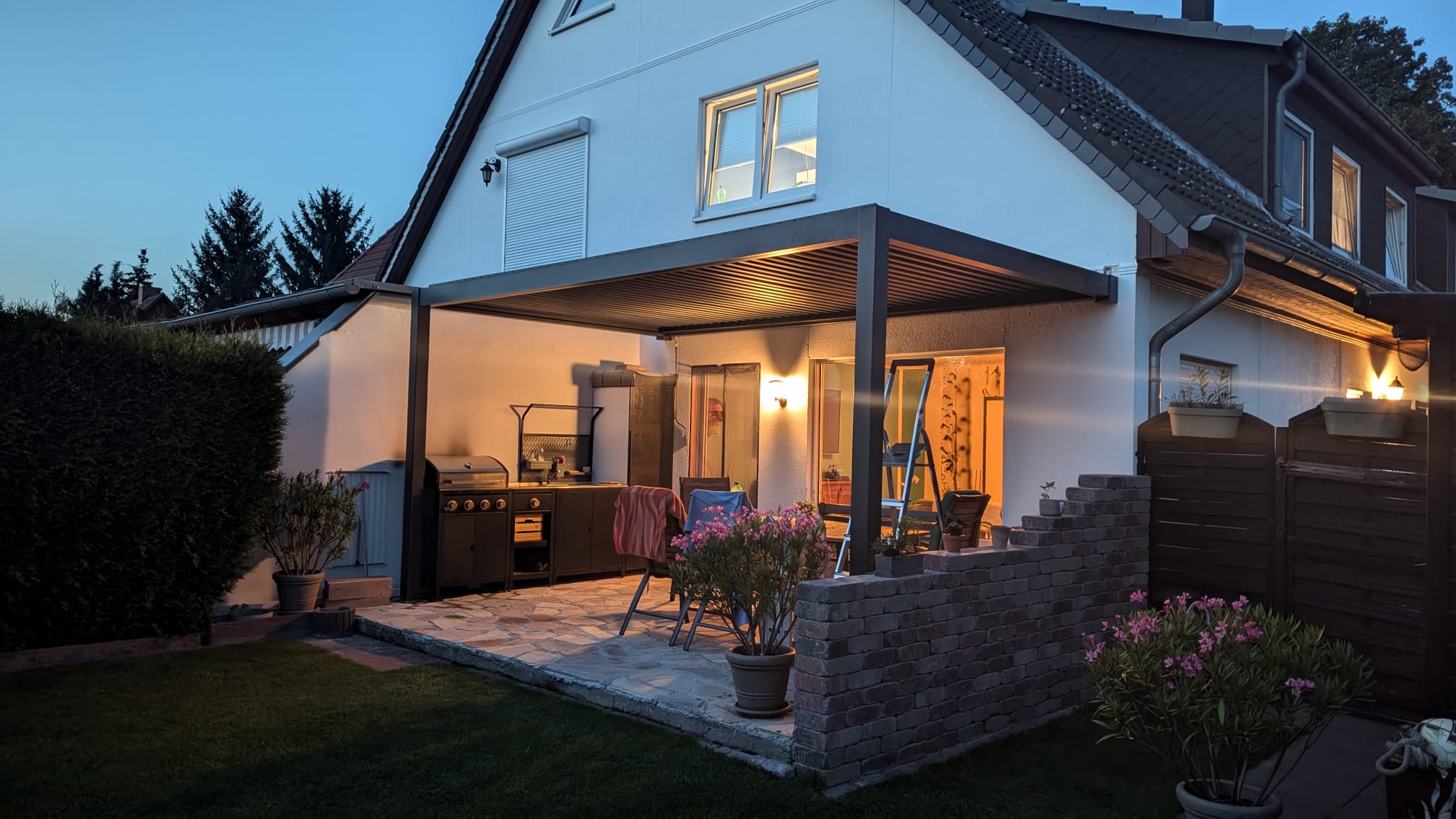 Elektrisches Lamellendach – Moderne Pergola in verschiedenen Größen für Terrasse und Garten
