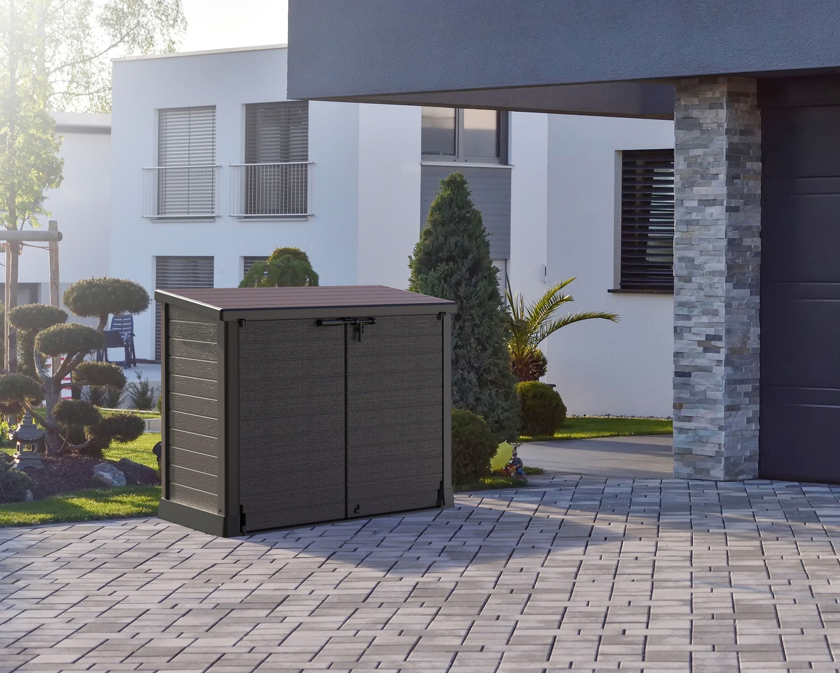 Flach gedeckelter Gartenschuppen aus Kunststoff | 1200L | großer, wetterfester Geräteschuppen abschließbar für Mülltonnen, Gartengeräte & Zubehör | Braun