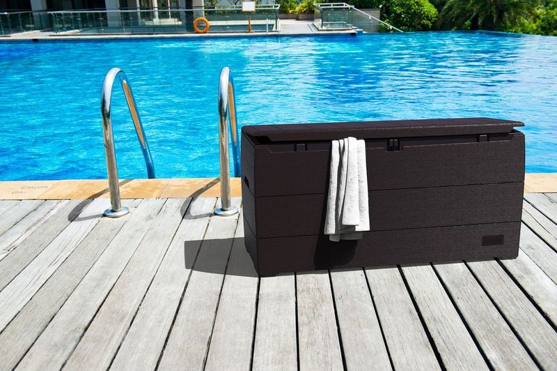 Duramax Kissenbox 270 Liter – wasserdichte & abschließbare Aufbewahrungsbox Garten in Dunkelbraun– robuste Gartenbox für Auflagen & Geräte