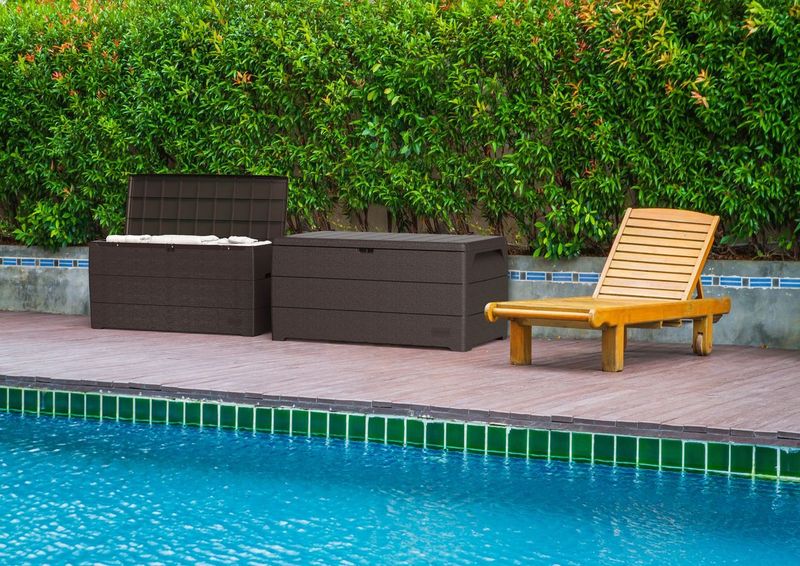 Duramax Kissenbox 270 Liter – wasserdichte & abschließbare Aufbewahrungsbox Garten in Dunkelbraun– robuste Gartenbox für Auflagen & Geräte