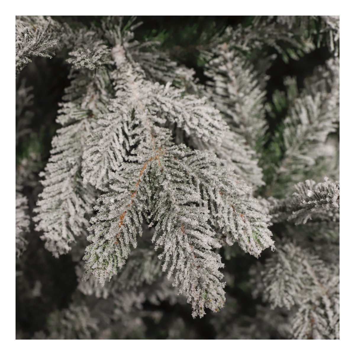 Künstlicher Weihnachtsbaum – H215 x Ø145 cm – Frosted Green