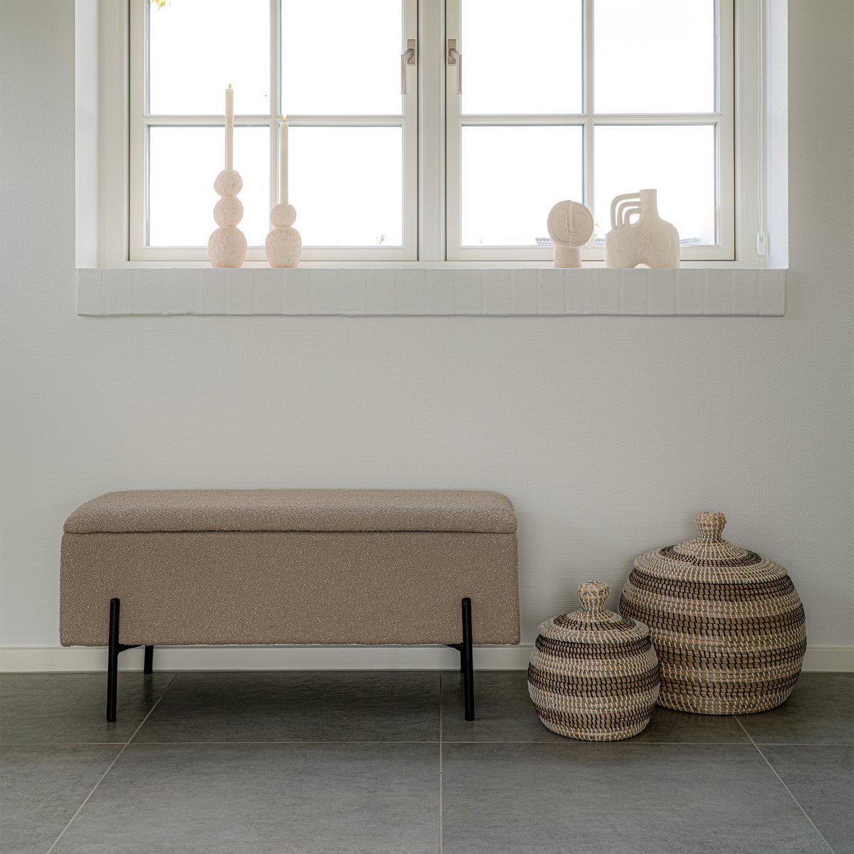 Watford Bench – Bank aus Bouclé mit Stauraum, beige mit schwarzen Beinen, 95 x 36,5 x 46 cm, HN1233