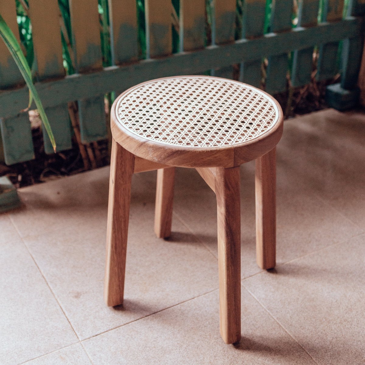 Holzhocker CARAMIN aus Trembesi mit einer Sitzfläche aus geflochtenem Rattan