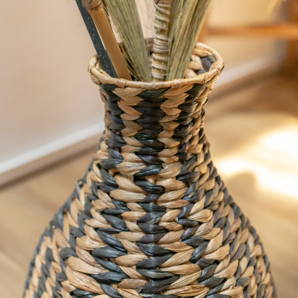 Geflochtene Boho Vase DAYANA schwarz aus Wasserhyazinthe